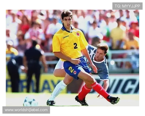 本届世界杯首个乌龙球引发媒体关注，探讨裁判判罚与比赛公平性